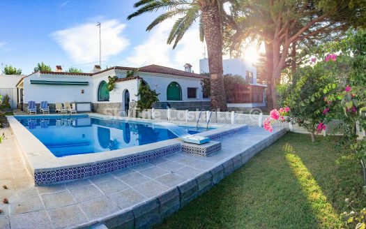 Villa te koop in Conil de la Frontera – ref c1f2g