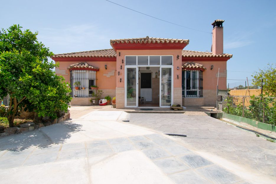 Villa with separate apartment and pool for sale in Chiclana ID p2f3r