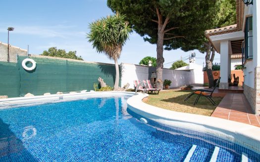 For sale lovely villa with pool in Chiclana ID v1e7g