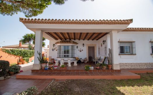 For sale lovely villa with pool in Chiclana ID v1e7g