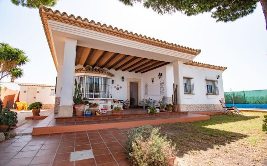 For sale lovely villa with pool in Chiclana ID v1e7g