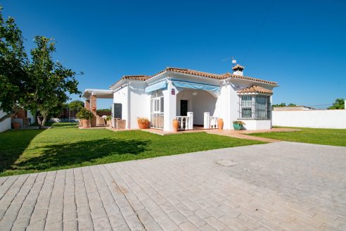 Attractive Villa for sale with pool and large plot in Chiclana ID p4h2u