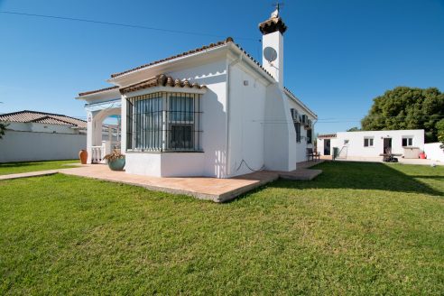 Attractive Villa for sale with pool and large plot in Chiclana ID p4h2u