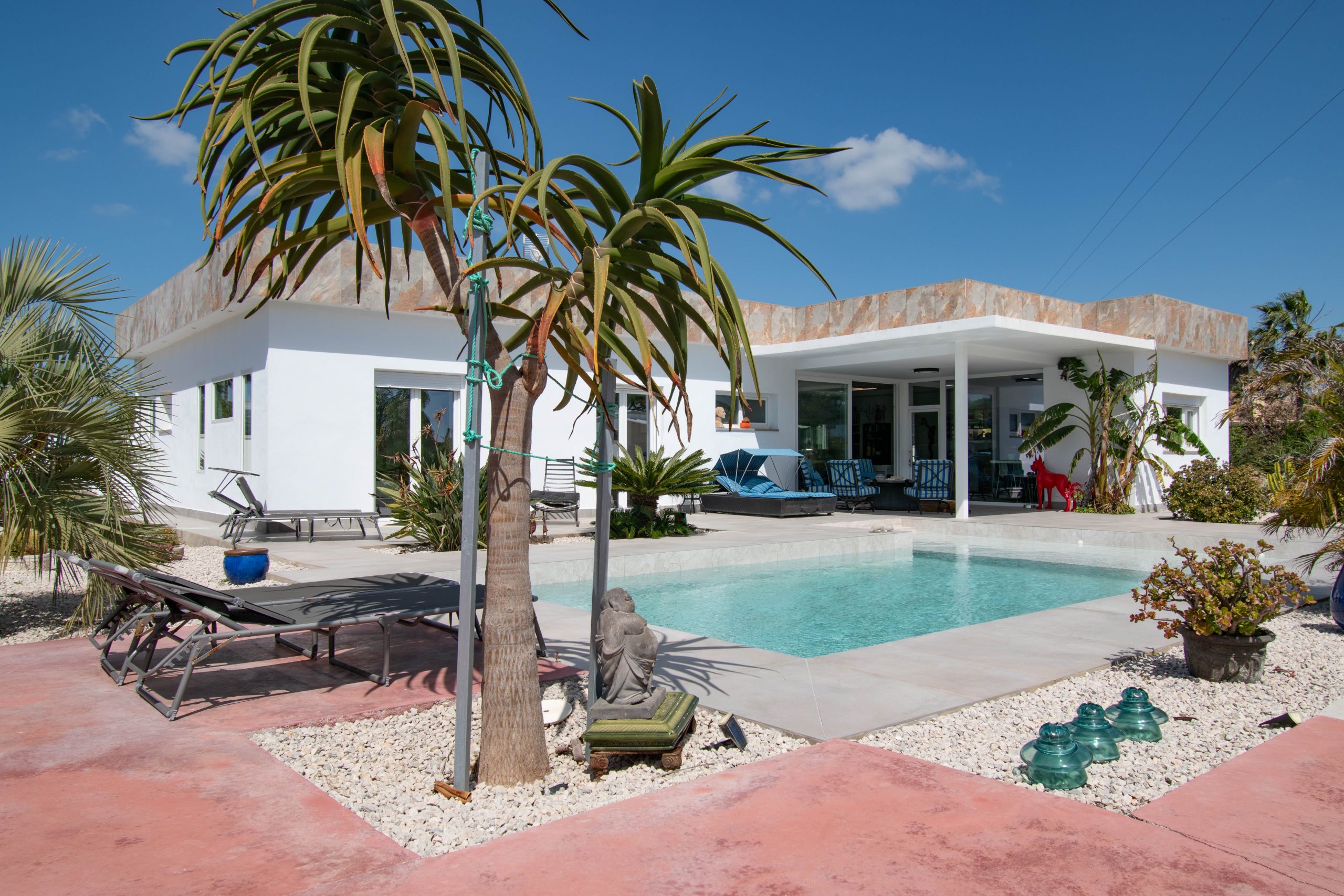 Modern villa for sale in Chiclana with pool a...