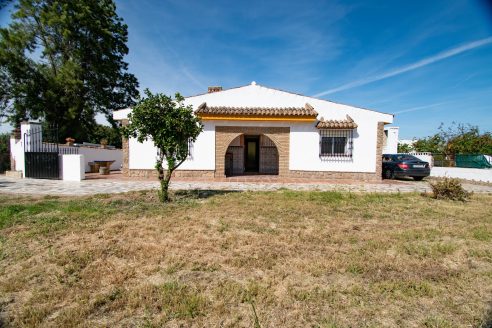 For sale two houses on a large plot in Chiclana ID p4h3u