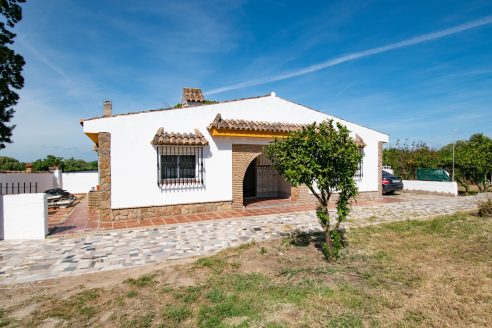 For sale two houses on a large plot in Chiclana ID p4h3u