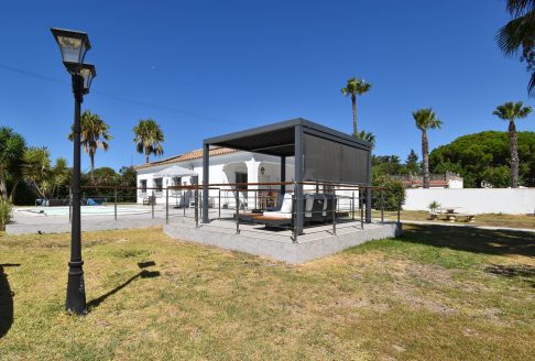 Stunning villa large plot and pool for sale in Chiclana ID c0a6u