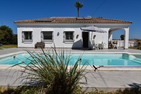 Stunning villa large plot and pool for sale in Chiclana ID c0a6u