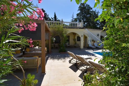 Beautiful villa for sale in Chiclana with apartment and pool ID v1e8g