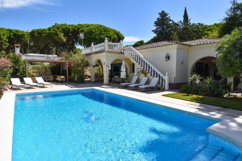 Beautiful villa for sale in Chiclana with apartment and pool ID v1e8g