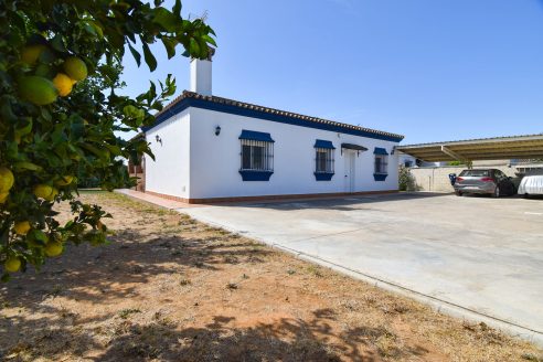 Lovely villa for sale in Chiclana with pool and apartment ID s0o7t