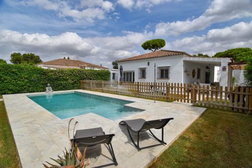 Spectacular villa with separate studio/office in Chiclana – ID P0G7U