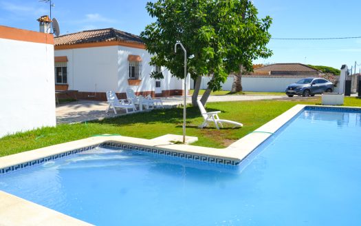 Villa with large grounds and large pool for sale in Chiclana